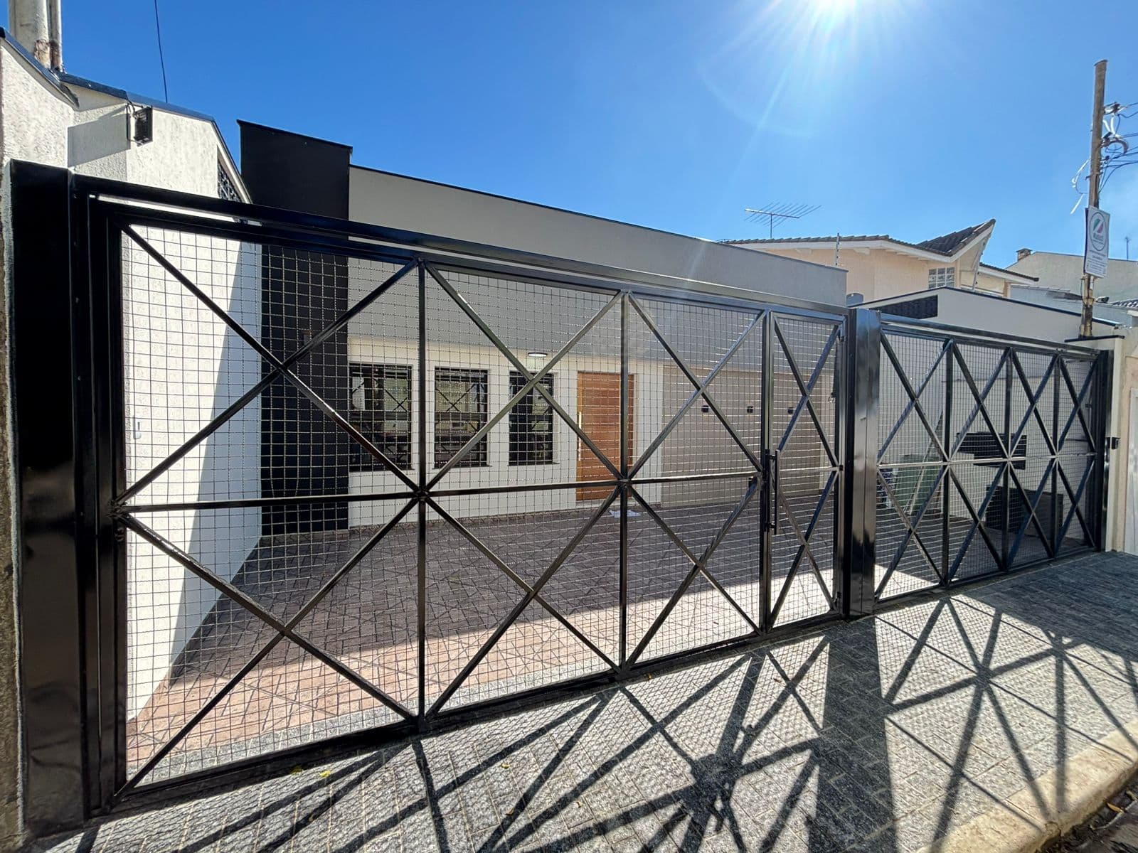 SALAS COMERCIAIS PARA LOCAÇAO JARDIM MAIA/ 5 SALAS 3 BANHEIROS 4 VAGAS 250 MTS TOTAL