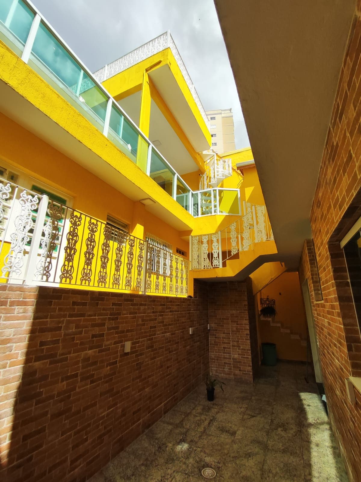 Sobrado de Alto Padrão com Piscina, Sauna e 3 Suítes - próximo ao Bairro Picanço