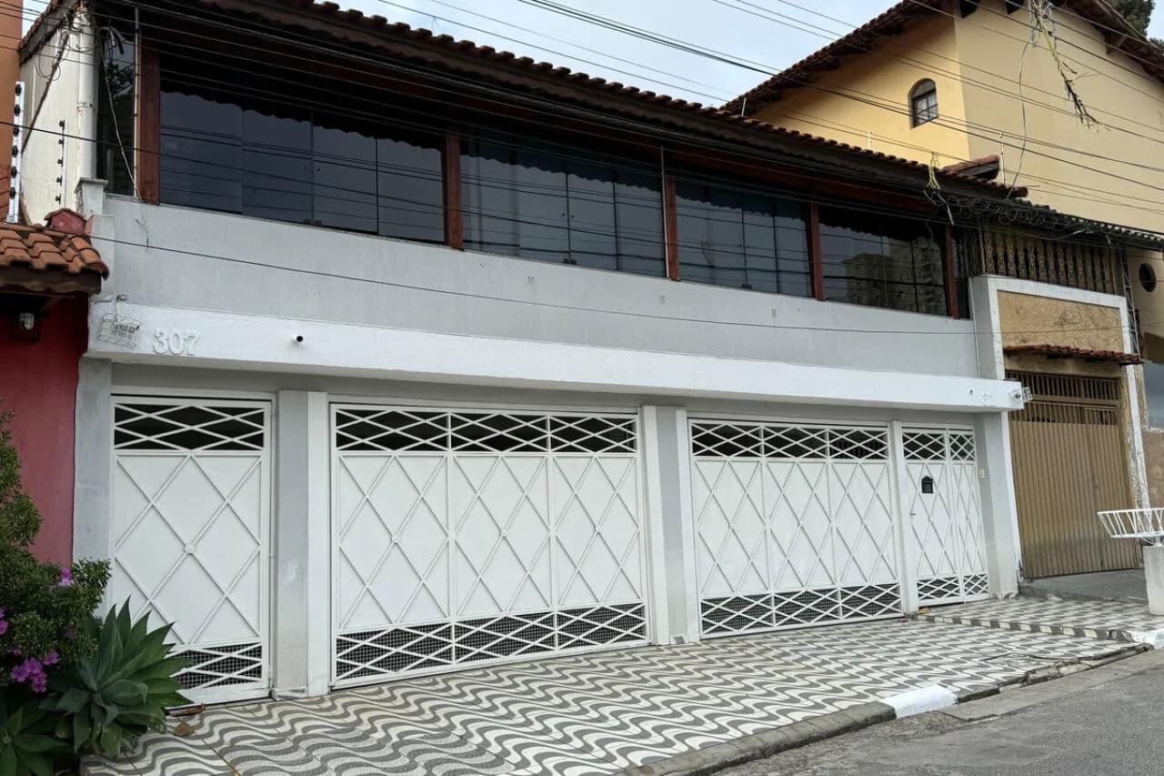 SOBRADO COM CASA NO FUNDO VILA GALVAO/ 4 DORMS 1 SUITE 3 BANHEIROS 3 VAGAS PARA CARRO 300 MTS TOTAL