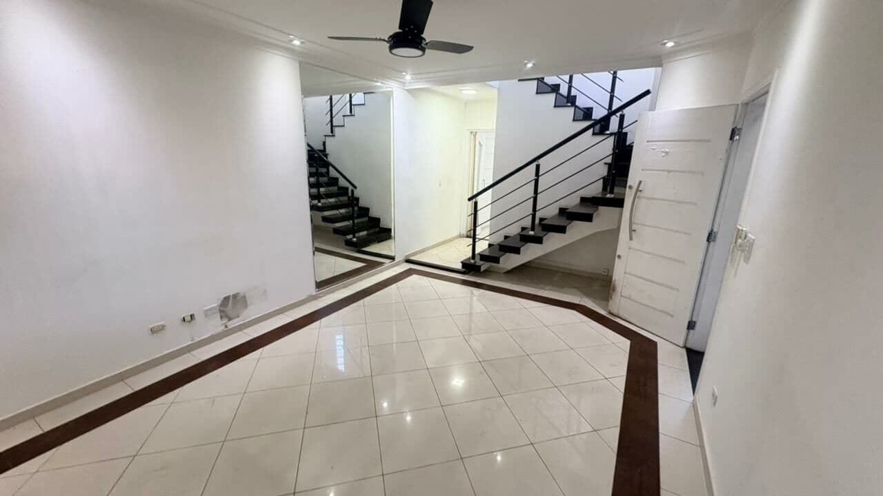 Sobrado 3 dorms com 2 suítes no Parque Renato Maia