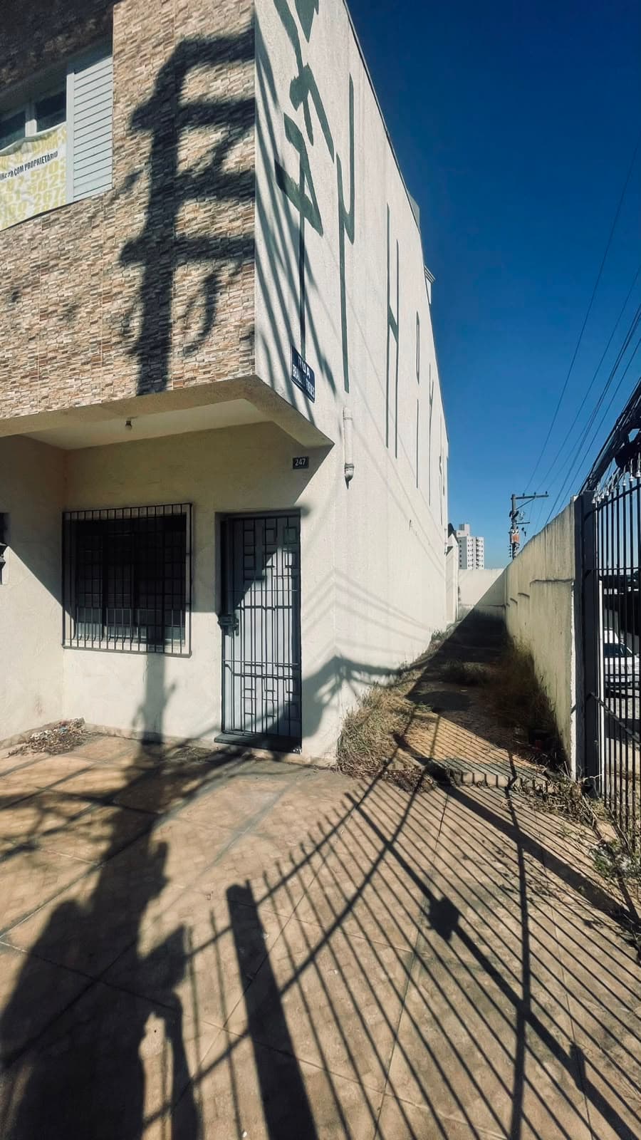 SOBRADO GOPOUVA/ 3 dormitórios (1 suíte) + banheiro social na área íntima.