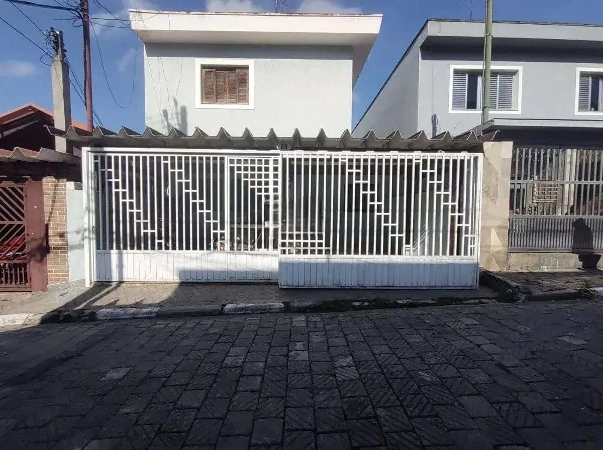 Sobrado 3 dorms com suíte em rua tranquila próximo Dutra