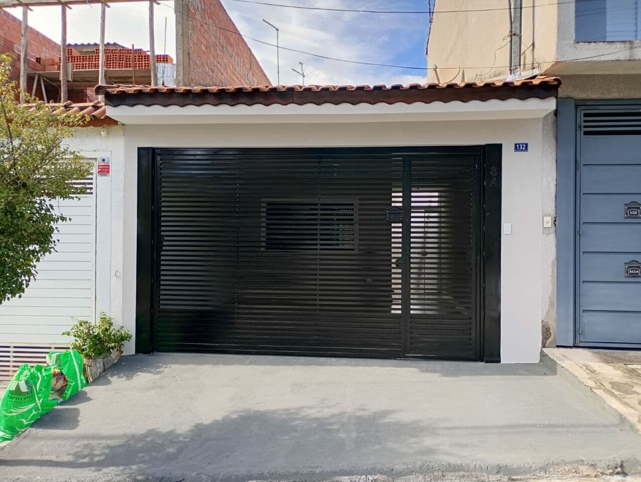 CASA TERREA/ 2 DORM /2 VAGAS COBERTAS 1 SUITE 1 BANHEIRO/ JARDIM ADRIANA